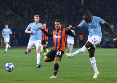 Kharkiv, Ukrayna - 23 Ekim 2018: Benjamin Mendy Shakhtar Donetsk Osk Metalist Stadyumu'nda karşı Uefa Şampiyonlar Ligi oyun sırasında top Manchester City (R) başladı. Mancity 3-0 kazandı