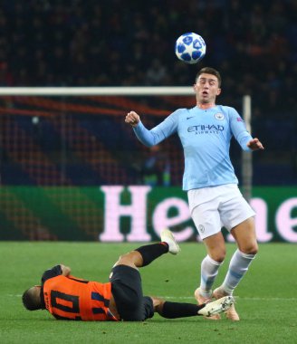 Kharkiv, Ukrayna - 23 Ekim 2018: Manchester City (R) Aymeric Laporte Shakhtar Donetsk Osk Metalist Stadyumu'nda karşı Uefa Şampiyonlar Ligi oyun sırasında bir topu kontrol eder. Mancity 3-0 kazandı