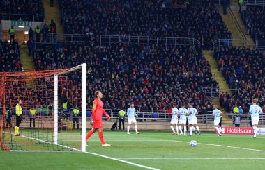 Kharkiv, Ukrayna - 23 Ekim 2018: Manchester City oyuncular Aymeric Laporte Shakhtar Donetsk Osk Metalist Stadyumu'nda karşı Uefa Şampiyonlar Ligi oyun sırasında bir 2 gol attı sonra kutlamak