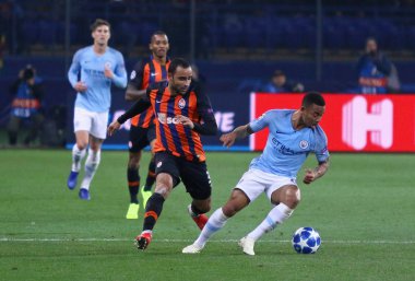 Kharkiv, Ukrayna - 23 Ekim 2018: Shakhtar Donetsk, Ismaily (L) dövüşleri Gabriel İsa Manchester City ile bir top Osk Metalist Kharkiv stadyumda onların Uefa Şampiyonlar Ligi oyun sırasında