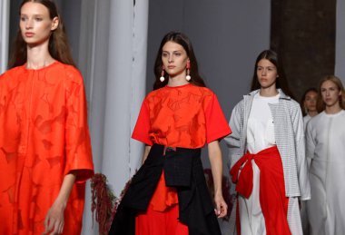 Kiev, Ukrayna - 3 Eylül 2018: Modelleri Mystetskyi Arsenal Kiev, Ukrayna Ukrayna moda hafta ilkbahar/yaz 2019 oluşturulurken Tasarımcısı Przhonskaya tarafından mevcut