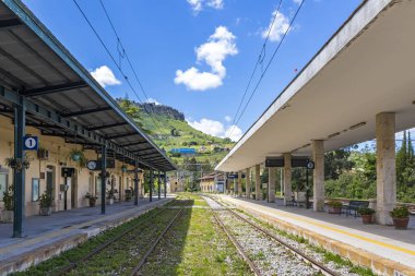 Enna, İtalya - 9 Mayıs 2018: Enna Tren İstasyonu (Stazione di Enna), 5 km uzaklıktadır Enna eski şehir, Sicilya çok altında yer alan küçük tren istasyonu. Palermo ve Catania için birkaç trenler bir gün çalıştırmak