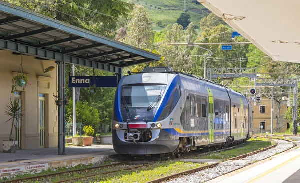 エンナ イタリア 2018 エンナ駅 Stazione エンナ エンナの古い町 シチリア島 イタリアを下回る 先に位置しています小さな駅に到着した列車 — ストック写真