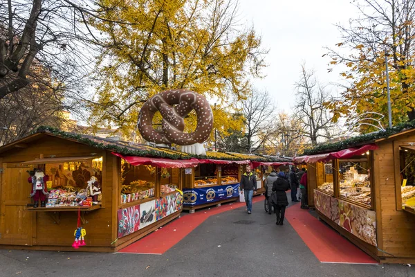 Bergamo Italië December 2016 Jaarlijkse Traditionele Kerstmarkt Piazzale Degli Alpini — Stockfoto