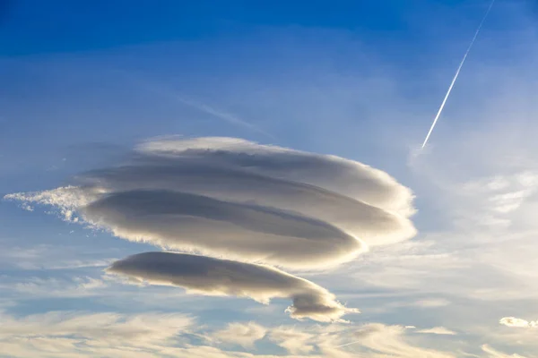 Nagy Kör Alakú Felhő Formák Altocumulus Lenticularis Duplicatus Esti Égen — Stock Fotó