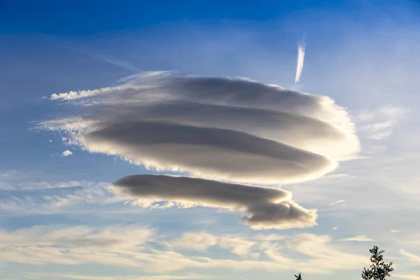 Μεγάλο Κυκλικό Σύννεφο Μορφές Υψοσρείτης Lenticularis Duplicatus Στον Απογευματινό Ουρανό — Φωτογραφία Αρχείου