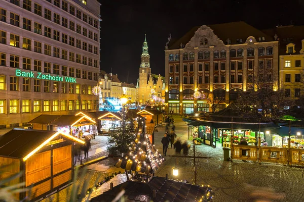 波兰弗罗茨瓦夫 2017年12月7日 位于波兰弗罗茨瓦夫市场广场 Rynek 的圣诞集市 波兰最好的和最大的圣诞市场之一 延伸到弗罗茨瓦夫市场广场的两边 — 图库照片