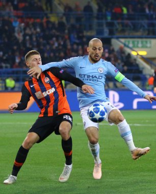 Kharkiv, Ukrayna - 23 Ekim 2018: Mykola Matviyenko Shakhtar Donetsk (L) bir top için Manchester City ile David Silva Osk Metalist Stadyumu'nda kendi Uefa Şampiyonlar Ligi oyun sırasında savaşır