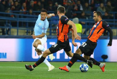 Kharkiv, Ukrayna - 23 Ekim 2018: Gabriel İsa'nın Manchester City (L) kavgalar Serhiy Kryvtsov (C) ve Ismaily Shakhtar Donetsk ile bir top onların Uefa Şampiyonlar Ligi oyun sırasında