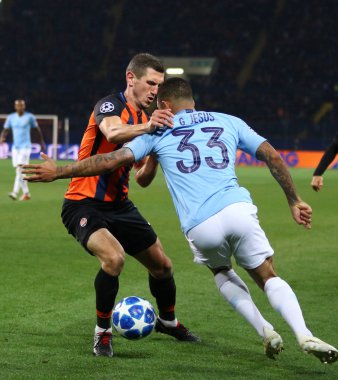 Kharkiv, Ukrayna - 23 Ekim 2018: Serhiy Kryvtsov Shakhtar Donetsk (L) bir top için Gabriel İsa ile Manchester City Osk Metalist Stadyumu'nda kendi Uefa Şampiyonlar Ligi oyun sırasında savaşır