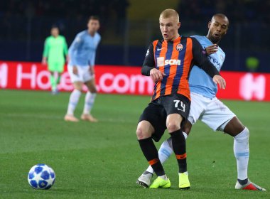 Kharkiv, Ukrayna - 23 Ekim 2018: Viktor Kovalenko Shakhtar Donetsk (L) bir top Fernandinho Manchester City ile Osk Metalist Stadyumu'nda kendi Uefa Şampiyonlar Ligi oyun sırasında savaşır