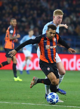 Kharkiv, Ukrayna - 23 Ekim 2018: Shakhtar Donetsk Maycon için Kevin De Bruyne Manchester City ile topu Kharkiv, Ukrayna onların Uefa Şampiyonlar Ligi oyun sırasında savaşır. Mancity 3-0 kazandı