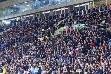 Kharkiv, Ukrayna - 23 Ekim 2018: İnsanlar arasında Shakhtar Donetsk ve Manchester City oyunu Osk Metalist Kharkiv, Ukrayna'nın tribünleri, Uefa Şampiyonlar Ligi oyunu izle