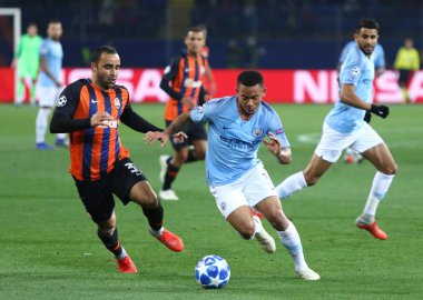 Kharkiv, Ukrayna - 23 Ekim 2018: Shakhtar Donetsk, Ismaili (L) dövüşleri Gabriel İsa Manchester City ile bir top Osk Metalist Kharkiv stadyumda onların Uefa Şampiyonlar Ligi oyun sırasında