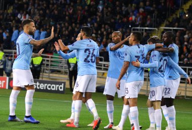 Kharkiv, Ukrayna - Ekim 23,2018: Manchester City oyuncular kutlamak Shakhtar Donetsk Osk Metalist Kharkiv stadyum Uefa Şampiyonlar Ligi maçı sırasında bir gol attı sonra. Mancity 3-0 kazandı