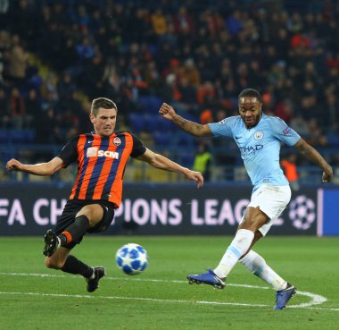 Kharkiv, Ukrayna - 23 Ekim 2018: Raheem Sterling Manchester City (R), Osk Metalist Stadı'nda bir top Shakhtar Donetsk karşı Uefa Şampiyonlar Ligi oyun sırasında başladı. Mancity 3-0 kazandı