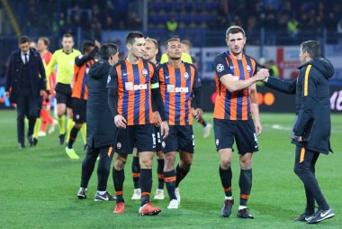 Kharkiv, Ukrayna - 23 Ekim 2018: Shakhtar Donetsk oyuncular sonra üzgün Osk Metalist Kharkiv stadyum Manchester City karşı Uefa Şampiyonlar Ligi oyunu kaybedersiniz. Mancity 3-0 kazandı