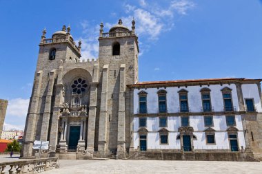 Cephe görünümü Porto Katedrali (Portekizce: Se yapmak Porto) Porto tarihi merkezi City, Portekiz. 12. yüzyılda inşa edilmiş. UNESCO dünya mirası. Güzel bir güneşli gün ve mavi gökyüzü