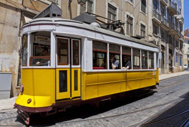 Lisbon, Portekiz - 22 Haziran 2013: Sarı tramvay yolu # 28 Lizbon sokakta. Turistler tarafından en popüler yolları biridir. Lizbon tramvay ağ 1873 yılından bu yana faaliyet