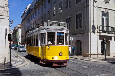 Lisbon, Portekiz - 22 Haziran 2013: Sarı tramvay yolu # 28 Lizbon sokakta. Turistler tarafından en popüler yolları biridir. Lizbon tramvay ağ 1873 yılından bu yana faaliyet