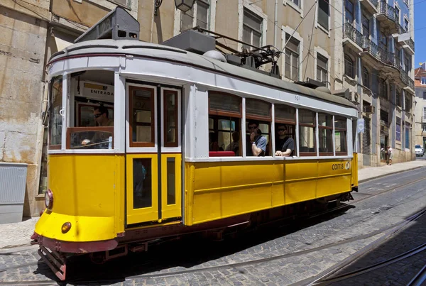 葡萄牙里斯本 2013年6月22日 路线的黄色电车 在里斯本的街道 这是游客最受欢迎的路线之一 里斯本电车网运作自1873年以来 — 图库照片