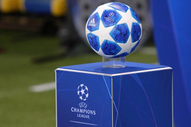 Kharkiv, Ukrayna - 23 Ekim 2018: Resmi Uefa Şampiyonlar Ligi 2018/19 maç topu Uefa Şampiyonlar Ligi oyunu önce Shakhtar Donetsk v Manchester City Osk Metalist Stadyumu'nda kaide üzerinde