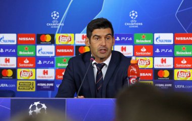 Kharkiv, Ukrayna - 23 Ekim 2018: Shakhtar Donetsk Yöneticisi Paulo Fonseca Manchester City Kharkiv, Ukrayna Uefa Şampiyonlar Ligi maçında sonra basın toplantısı katılır
