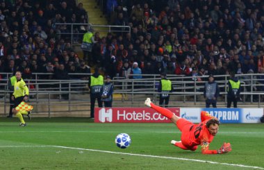 Kharkiv, Ukrayna - 23 Ekim 2018: Kaleci Andriy Pyatov, Shakhtar Donetsk Manchester City Osk Metalist Stadyumu'nda karşı Uefa Şampiyonlar Ligi oyun sırasında eylem. Mancity 3-0 kazandı