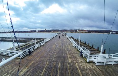 Şehirde Sopot, Polonya bir iskele (Molo) üzerinde yürüyen insanlar. 1827 511 m (sigara tanınabilir insanlar Avrupa'da en uzun ahşap iskele uzun ile inşa)