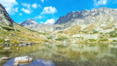 Yüksek Tatras Mountains, Slovakya'da yürüyüş. Skok şelale göl (Slovakça: Pleso nad Skokom) (1801m). Bağlar şeytan (2421m), Predna Basta (2374m), arka planda Mala Basta (2288m). Zaman atlamalı