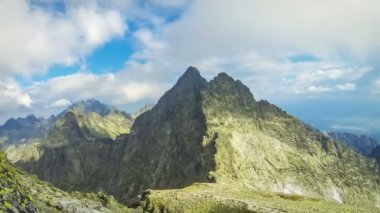 Yüksek Tatras Dağları doruklarına: mt. Vysoka (2547m) (solda) ve mt. Tazky Stit (2500m) (sağda), Vysoke Tatry, Slovakya. Ünlü monte Rysy (2503m) güzel manzara. Zaman atlamalı