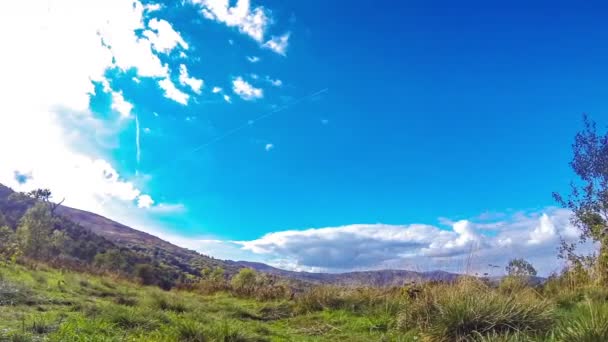 Beelden Van Karpaten Landschap Met Blauwe Lucht Witte Wolken Time — Stockvideo