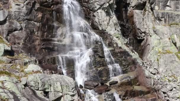 高タトラ山脈 Vysoke タトリ スロバキアでのハイキング Skok スロバキア Vodopad Skok 1789 のタトラの最も美しい滝の一つ — ストック動画