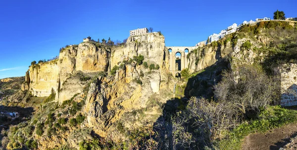 Panoramatický Pohled Most Puente Nuevo Starých Domů Postavena Okraji Útesu — Stock fotografie