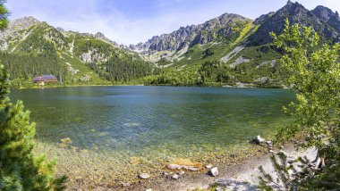 Güzel manzarasına Popradske Pleso, Yüksek Tatras dağlar, Slovakya. Popradske pleso 1494 m yükseklikte Tatranska magistrala yolunu buzul, yer alan sağda bir dağ göldür