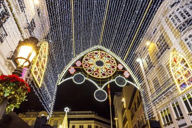 Malaga şehir, Endülüs, İspanya Calle Marques de Larios merkezinde sokak üzerinde Noel süsleri ayrıntıları. En popüler yayalara Malaga