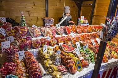 Gdansk, Polonya - 3 Aralık 2016: Kiosklar durak ile yıllık geleneksel Noel üzerine Targ Weglowy (kömür Pazar) Gdansk adil geleneksel Lehçe Noel hediye gingerbread (burada Piernik bilinen)