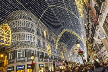 Malaga, İspanya - 9 Aralık 2017: Malaga City, Endülüs, İspanya Ayrıntılar Noel süsleri Calle Marques de Larios merkezde cadde üzerinde. En popüler yayalara Malaga