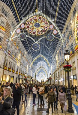 Malaga, İspanya - 9 Aralık 2017: Calle Marques de Larios Caddesi üzerinde yürüyen insanların kalabalıklar Noel süslemeleri ile dekore edilmiştir. En popüler yayalara Malaga, Endülüs, İspanya