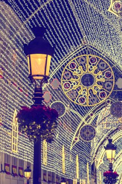 Malaga, İspanya - 9 Aralık 2017: Fener sokakta, Noel süsleri ile dekore edilmiştir. Calle Marques de Larios Caddesi Malaga şehir, İspanya'nın merkezinde. En popüler yayalara Malaga