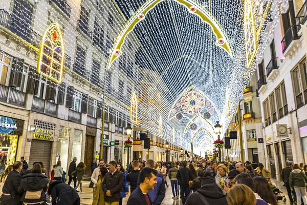 Malaga, İspanya - 9 Aralık 2017: Calle Marques de Larios Caddesi üzerinde yürüyen insanların kalabalıklar Noel süslemeleri ile dekore edilmiştir. En popüler yayalara Malaga, Endülüs, İspanya