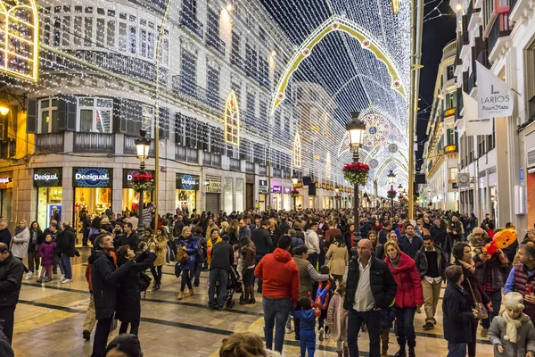 Malaga, İspanya - 9 Aralık 2017: Calle Marques de Larios Caddesi üzerinde yürüyen insanların kalabalıklar Noel süslemeleri ile dekore edilmiştir. En popüler yayalara Malaga, Endülüs, İspanya