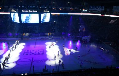 Berlin, Almanya - 22 Eylül 2017: Başlangıç performans ve ışık gösterisi Mercedes-Benz Arena Berlin'de buz Deutsche Eishockey Liga (Del) oyun Eisbaren Berlin v Kolner Haie önce