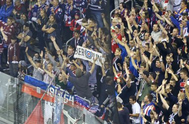 Berlin, Almanya - 22 Eylül 2017: Destekçileri Eisbaren Berlin takım göstermek destek üzerinde Mercedes-Benz Arena tribün Deutsche Eishockey Liga (Del) sırasında Kolner Haie karşı oyun