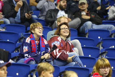 Berlin, Almanya - 22 Eylül 2017: Mercedes-Benz Arena Berlin Kolner Haie karşı Deutsche Eishockey Liga (Del) oyun sırasında Eisbaren Berlin takımının iki destekçileri gülümse. Eisbaren 3-2 kazandı