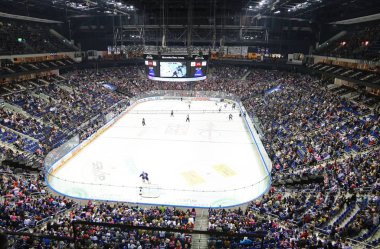 Berlin, Almanya - 22 Eylül 2017: Panoramik Berlin'da Mercedes-Benz Arena Eisbaren Berlin ve Kolner Haie arasında Deutsche Eishockey Liga (Del) oyun sırasında. Eisbaren 3-2 kazandı
