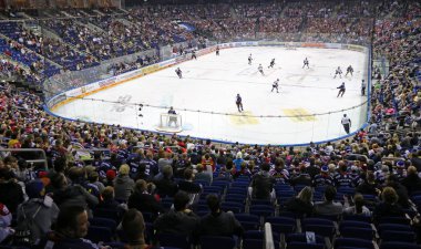 Berlin, Almanya - 22 Eylül 2017: Panoramik Berlin'da Mercedes-Benz Arena Eisbaren Berlin ve Kolner Haie arasında Deutsche Eishockey Liga (Del) oyun sırasında. Eisbaren 3-2 kazandı