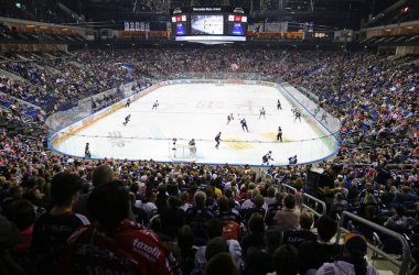 Berlin, Almanya - 22 Eylül 2017: Panoramik Berlin'da Mercedes-Benz Arena Eisbaren Berlin ve Kolner Haie arasında Deutsche Eishockey Liga (Del) oyun sırasında. Eisbaren 3-2 kazandı