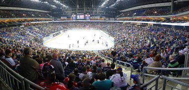 Berlin, Almanya - 22 Eylül 2017: Mercedes-Benz Arena Berlin panoramik manzarasını Eisbaren Berlin ve Kolner Haie arasında Deutsche Eishockey Liga oyun sırasında