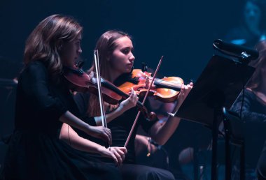 Kiev, Ukrayna - 22 Kasım 2018: Senfoni Orkestrası kemancı (iletken Andrey Chernyi) National Palace of Arts 